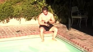 Ils se liment autour de leur piscine