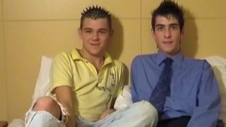 Première anale pour deux jeunes loustics