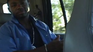 Un jeune blondinet embroché par un afro